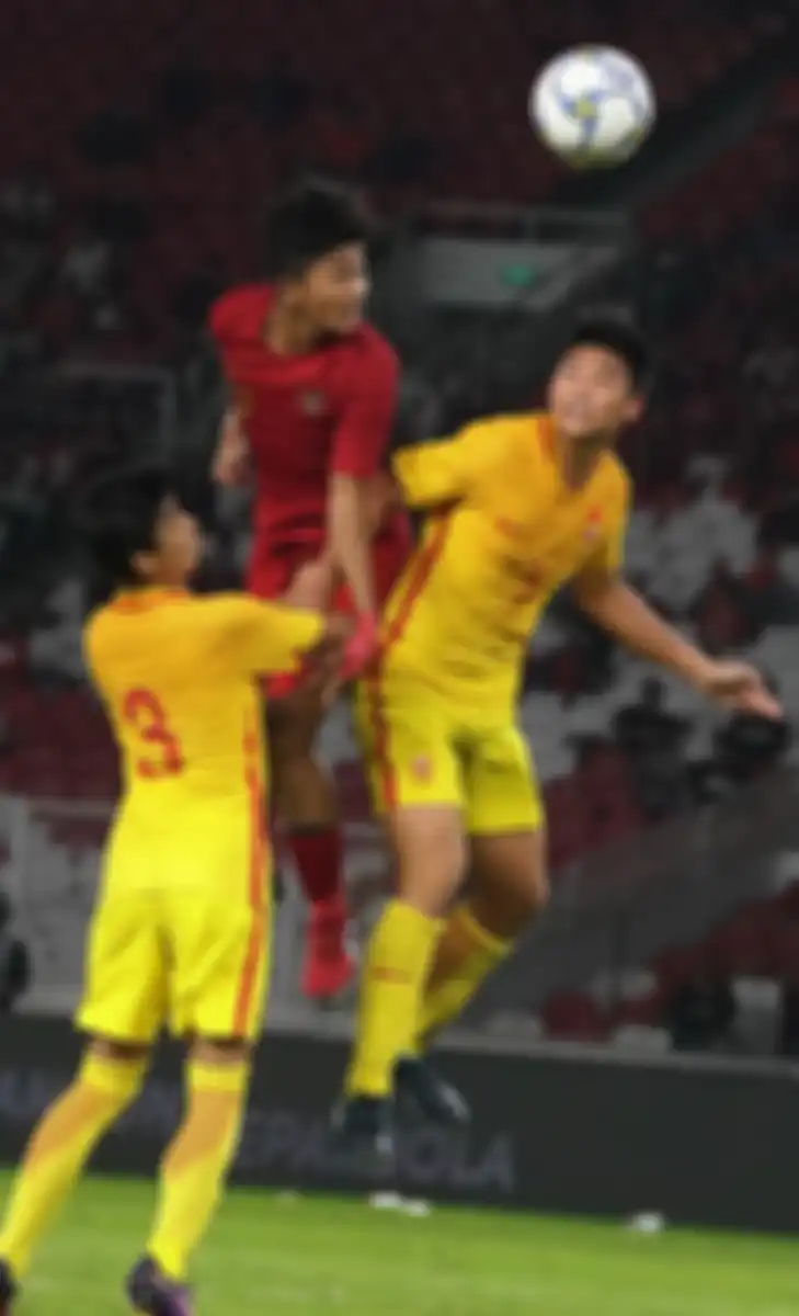 Striker tim nasional Indonesia U-16 Ahmad Athallah Araihan (tengah) berebut bola dengan dua pemain China U-16, Zhang Yi Xuan (kanan) dan Ailikuti Aishajiang (kiri), dalam laga terakhir Grup G Kualifikasi Piala Asia U-16 2020 di Stadion Utama Gelora Bung Karno, Jakarta, Minggu (22/9/2019). 