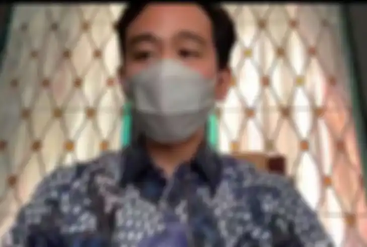 Gibran Rakabuming Raka saat memberikan keterangan pers melalui zoom di tengah isolasi mandiri.