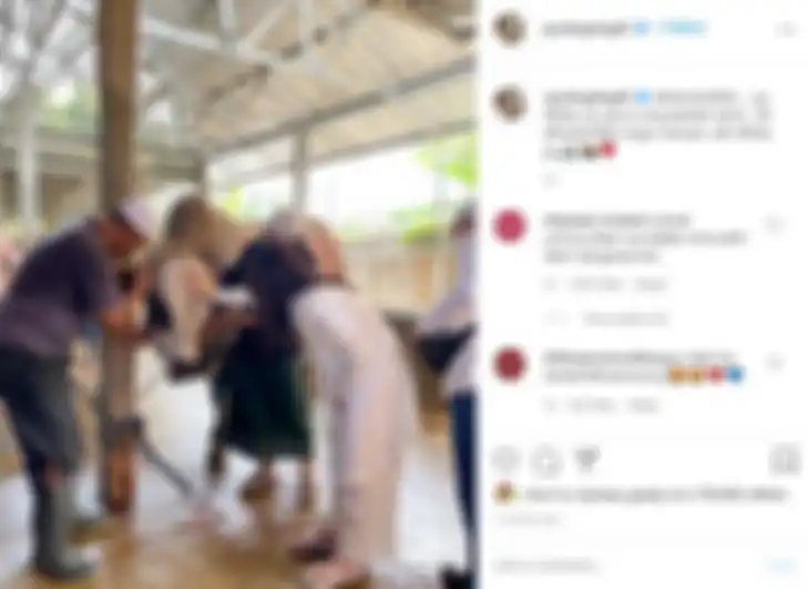 Ayu Ting Ting pamer detik-detik saat sapi jumbonya disembelih.