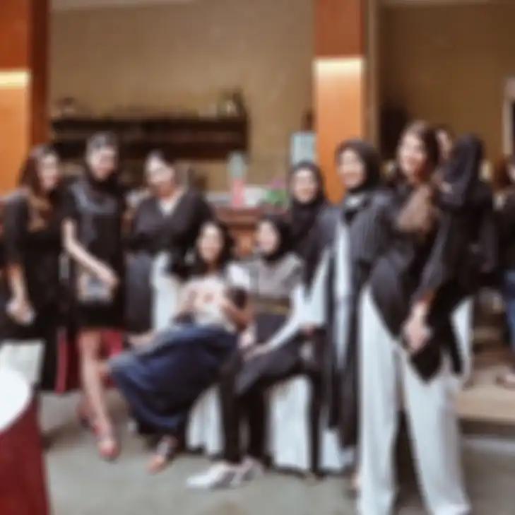 Nagita Slavina bertemu dengan mantan pacar Raffi Ahmad, Ratna Galih, di peluncuran produk makeup milik Tya Ariestya.