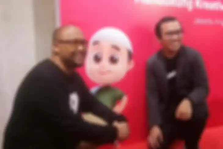 Co-Founder dan Presiden Bukalapak Fajrin Rasyid (kanan) bersama CEO the Little Giantz Aditya Triantoro berpose dengan latar Nussa, serial animasi 3D yang hadir di kanal Bukalapak gratis mulai 5 April 2019. 