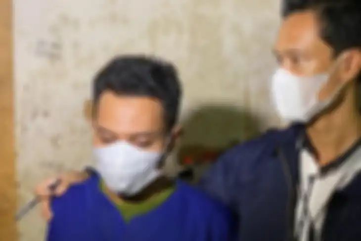 Pembuat madu palsu TM (35) dalam penggerebekan industri rumahan madu palsu di Kembangan, Jakarta, Selasa (10/11/2020).  
