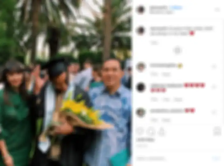 Potret kompak Darma dan dan kedua orangtuanya saat momen wisuda