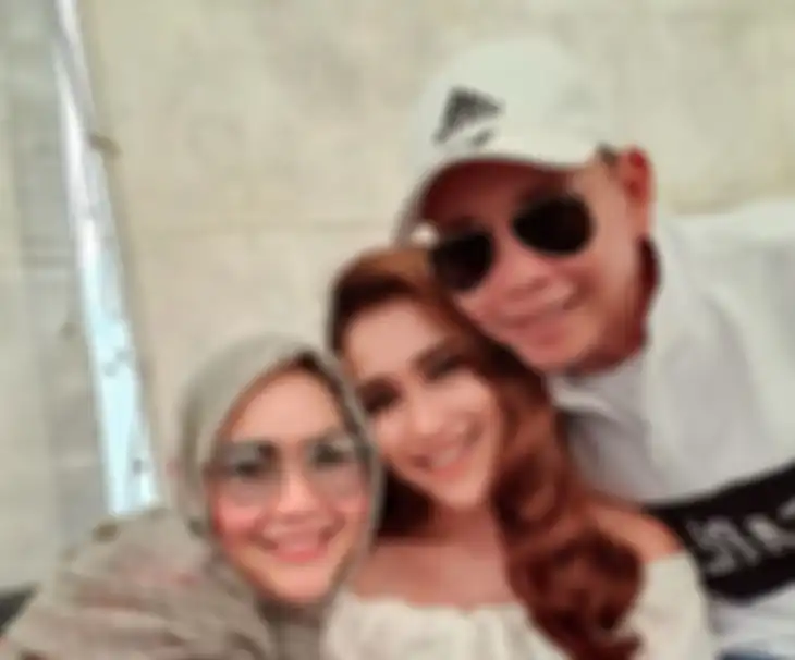 Ayah Rozak marah hingga adu mulut dengan Ayu Ting Ting dan membuat sang pedangdut angkat kaki karena hal ini, ada apa?