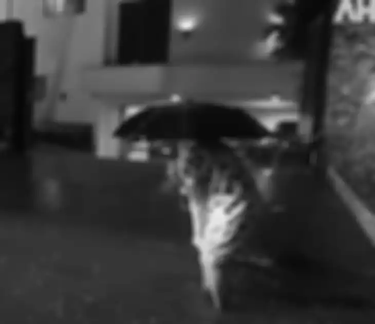 Banjir di depan rumah Atta sudah mencapai sebetis
