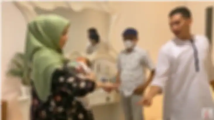 Rezky Aditya dan Citra Kirana suit untuk menentukan model potongan rambut Athar