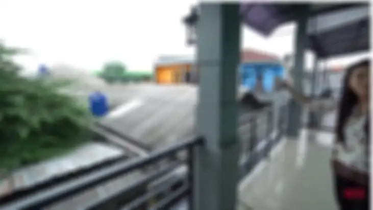 8 Potret Rumah Ayu Ting Ting, Dari Balkon Terlihat Pemandangan Atap Pemukiman yang Padat