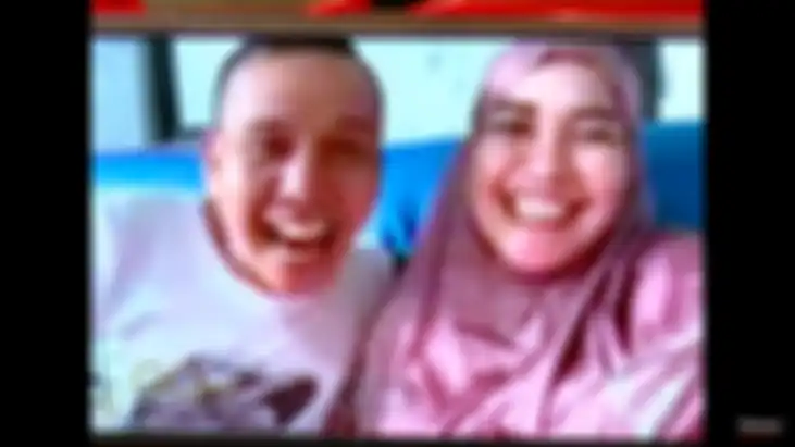 Reaksi Abdul Rozak dan Umi Kalsum saat ditanya identitas pria yang berfoto di samping Ayu Ting Ting