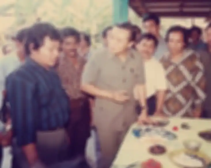 Harmoko (kanan) yang pernah menjadi Menteri Penerangan adalah salah satu tangan kanan Soeharto. Saat reformasi 1998, Harmoko dicap munafik oleh Soeharto. 