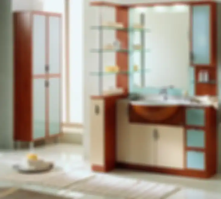 Agar foto desain kamar mandi tampak semakin mewah, lemari penyimpanan dirancang dengan model elegan berwarna lembut.