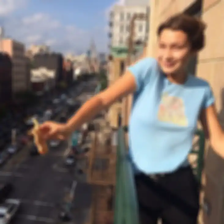 Bella Hadid memakai rolled sleeve tee dan jeans