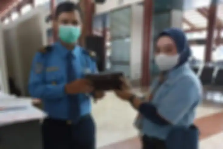 Petugas cleaning service bandara Soekarno-Hatta, Halimah (29) melaporkan dompet yang berisi cek Rp 35,5 Miliar ke petugas AVSEC (Jumat (29/10/2021). 