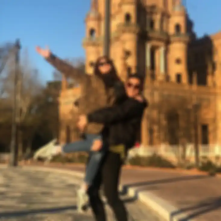Putri sulung Nurul Arifin Maura Magnalia terlihat begitu sayang dengan adiknya, Melkior Mirari. Buktinya, dia unggah foto mesra mereka di Spanyol.