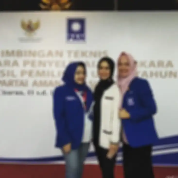 Wa Ode Nur Zainab (kanan), pengacara Nia Ramadhani yang berani menyebut perubahan fisik sang artis selama menjalani rehabilitasi. 