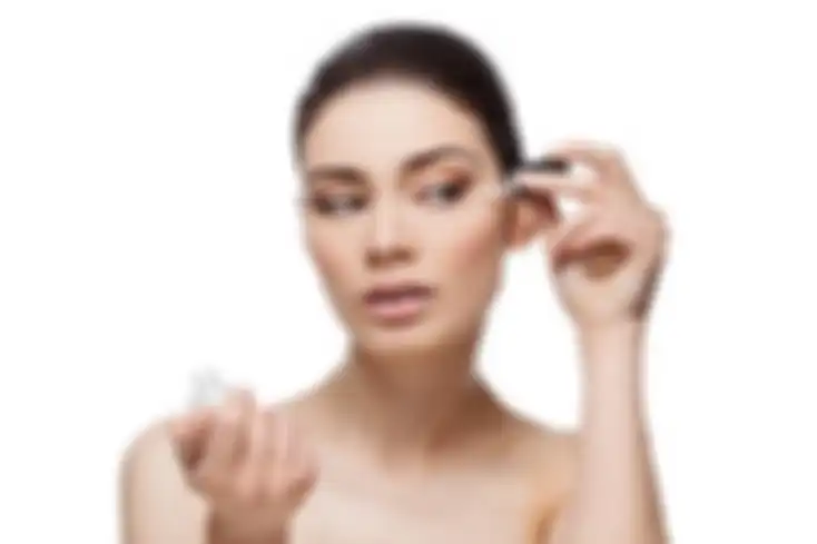 memakai serum wajah