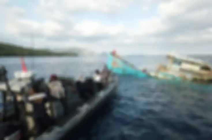 Proses penenggelaman Kapal Ikan Asing Vietnam di Perairan Pulau Tiga Natuna, Kepulauan Riau.