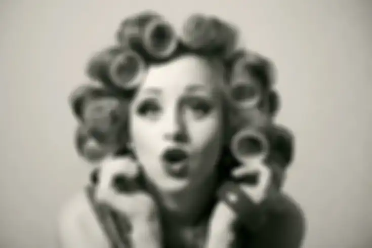 Ilustrasi menggunakan hair curlers