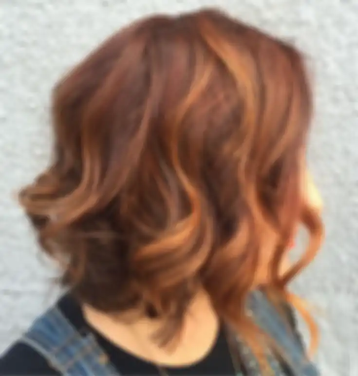 Warna rambut highlighted auburn