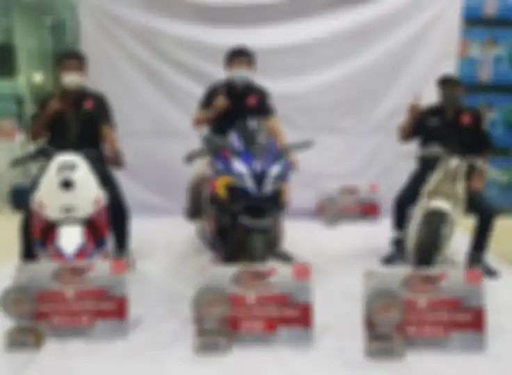 Tiga modifikator terbaik pada ajang Final Battle HMC 2021 (Kiri-Kanan) Fikri Alhudari dari Pekanbaru, Riau sebagai pemenang pada kelas Matic & Cub, Jonny Fressaner dari Pontianak, Kalimantan Barat untuk kategori sport, dan Rifai Nurhasan dari kota Wonogiri, Jawa Tengah sebagai modifikator terbaik pada kelas Free For All (FFA)