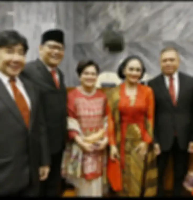 Pengusaha Raul Lemos memamerkan foto makan jagung bareng pendukung istrinya, Krisdayanti (KD). Kini gaji KD sebagai anggota DPR jadi sorotan.