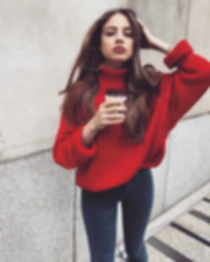 Padu padan turtleneck merah buat Natal
