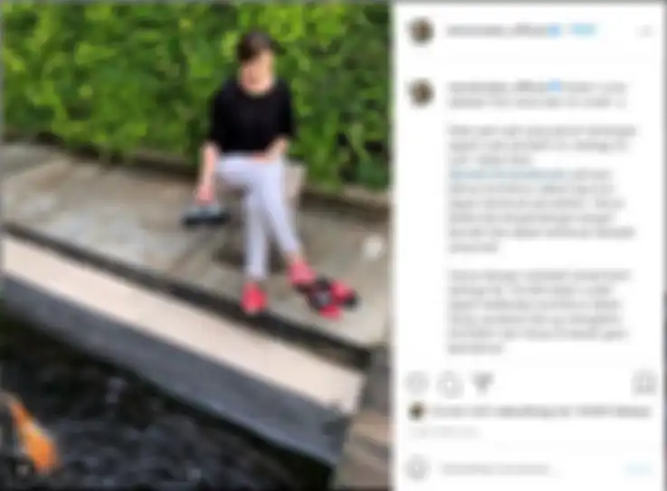 Veronica Tan bersantai di pinggir kolam.