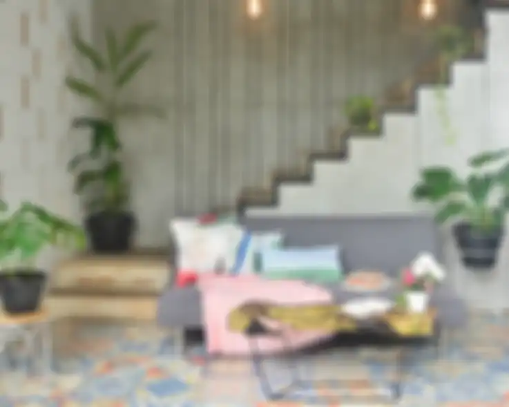 Tangga dari besi pada balustrade dan kayu jati belanda pada pijakan.