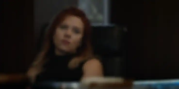 Black Widow dengan rambut panjangnya