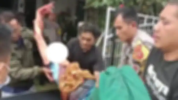 Foto pelaku penusukan mahasiswa Unpad tanpa masker sengaja disebarkan. Dia pernah melakukan aksi percobaan bunuh diri.
