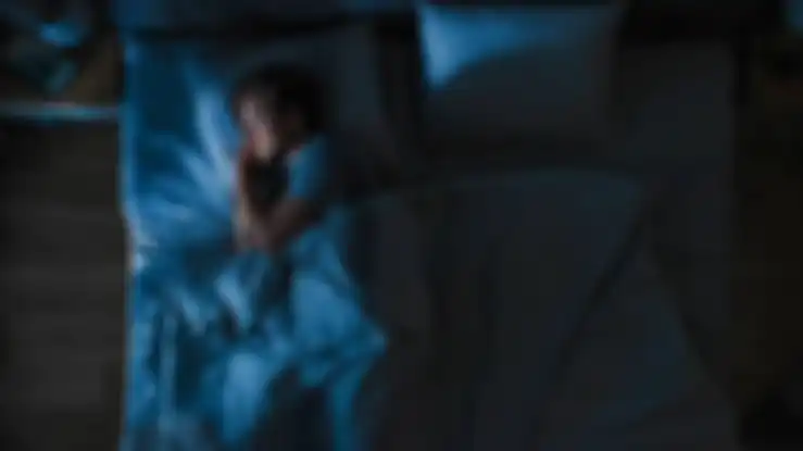 Tidur miring dengan pencahayaan yang tenang