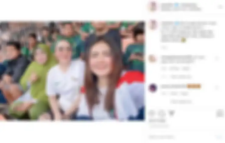 Via Vallen melihat sepak bola 