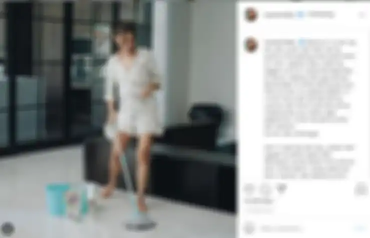 Penampilan Nana Mirdad saat mengepel lantai rumahnya