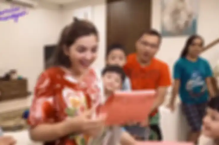 Penyanyi Ashanty mendapat kado ulang tahun ke-37 berupa tas Hermes dari Aurel Hermansyah.