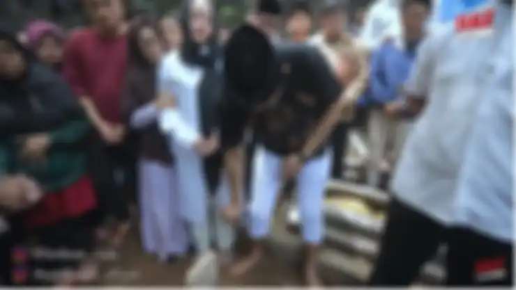 Sule menghantarkan Lina ke peristirahatan terakhir.