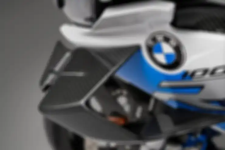 Winglet di BMW M1000RR, untuk meningkatkan downforce saat motor melaju dengan kecepatan tinggi.