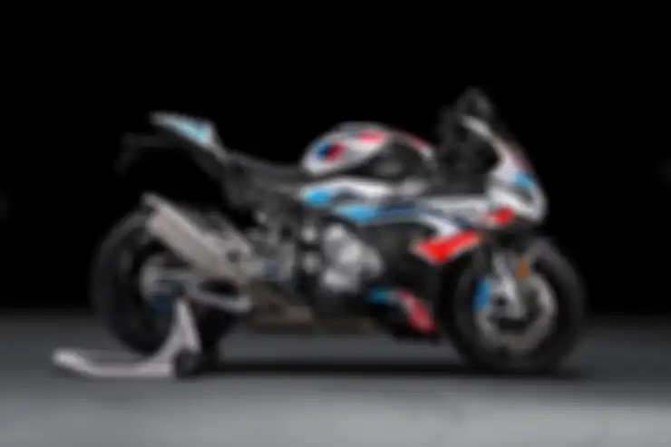 BMW M1000RR memakai basis dari BMW S1000RR, namun dengan berbagai upgrade