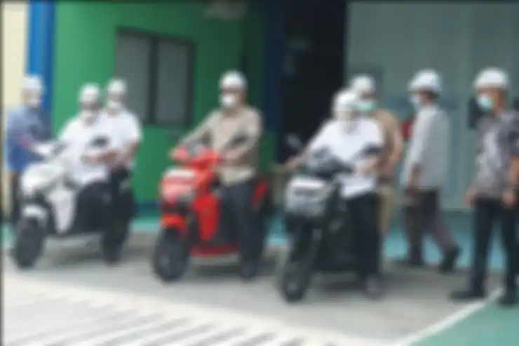 Moeldoko naik motor listrik Gesits