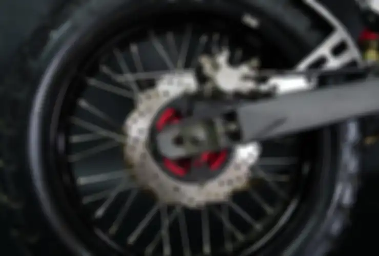 Kaki-kaki kekar khas motor scrambler. 