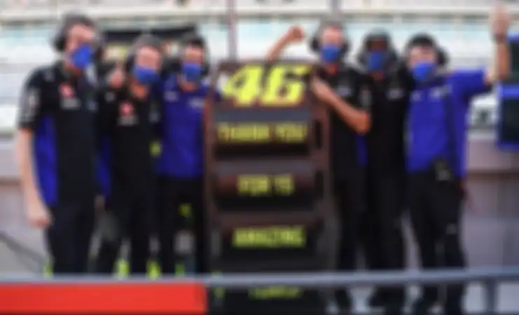 Salam perpisahan kepada Valentino Rossi dari kru tim Yamaha usai balap MotoGP Portugal 2020.