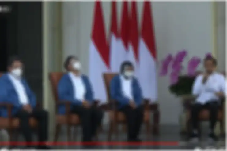 Para menteri memakai jaket berwarna biru. Tak lupa, mereka juga terlihat mengenakan masker dan face shield.