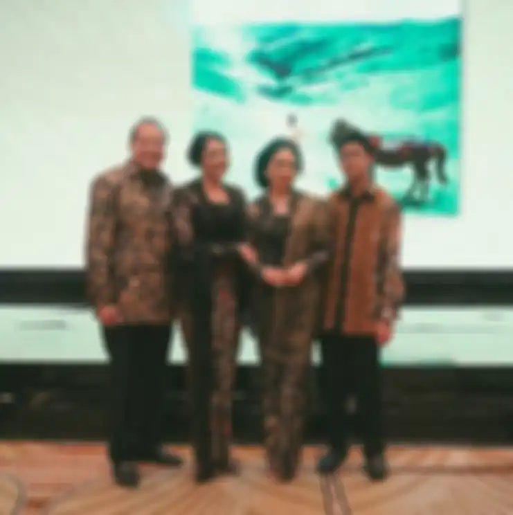 Putri Tanjung bersama kedua orangtuanya, Chairul Tanjung dan Anita Ratnasari Tanjung dan adik laki-lakinya, Rahmat Dwiputra Tanjung.