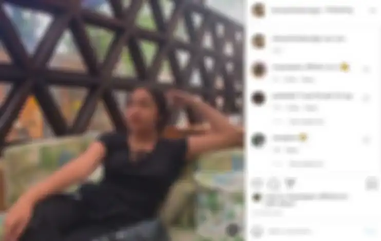 Khirani Trihatmodjo tampil cantik di saat nongkrong di kafe.