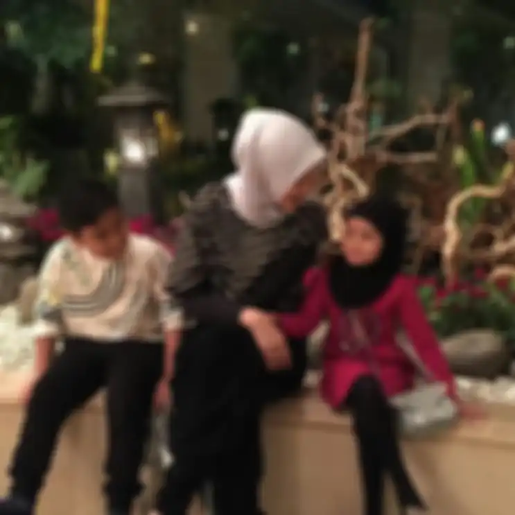 Ineke Koesherawati dan 2 anaknya, Muhammad Rahlil dan Siti Rahlia Ibrahim