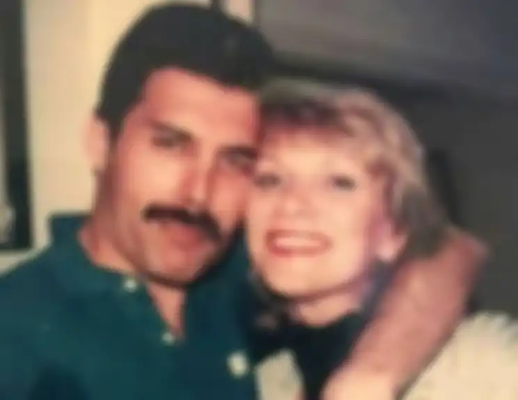 Freddie Mercury dengan Mary Austin