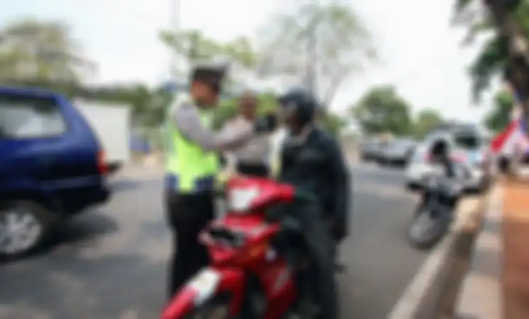 Ilustrasi pemotor terjaring razia polisi.