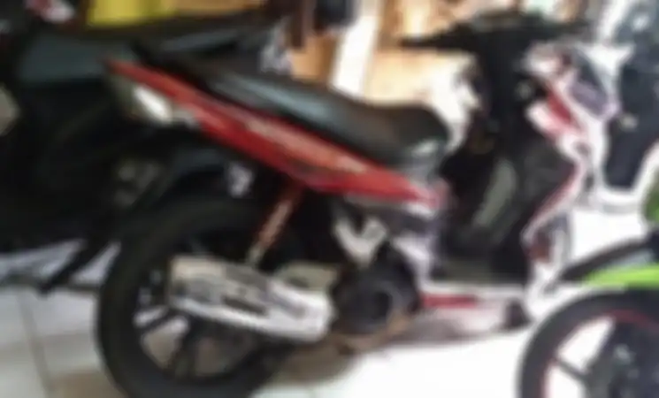Di toko miliknya banyak didominasi motor matic seken.