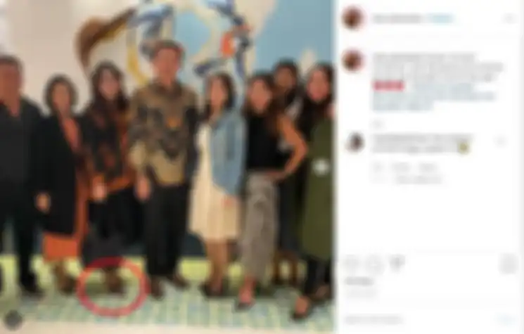 Puput terlihat memakai sandal teplek
