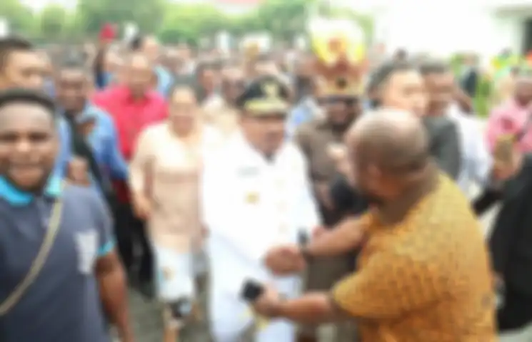 Gubernur Papua Lukas Enembe diarak oleh massa pendukungnya menuju kendaraan roda empat yang ditumpanginya di halaman Istana Negara, Jakarta
