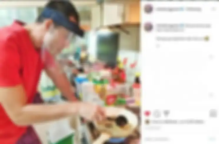 Indra Bruggman pakai Face Shield untuk memasak