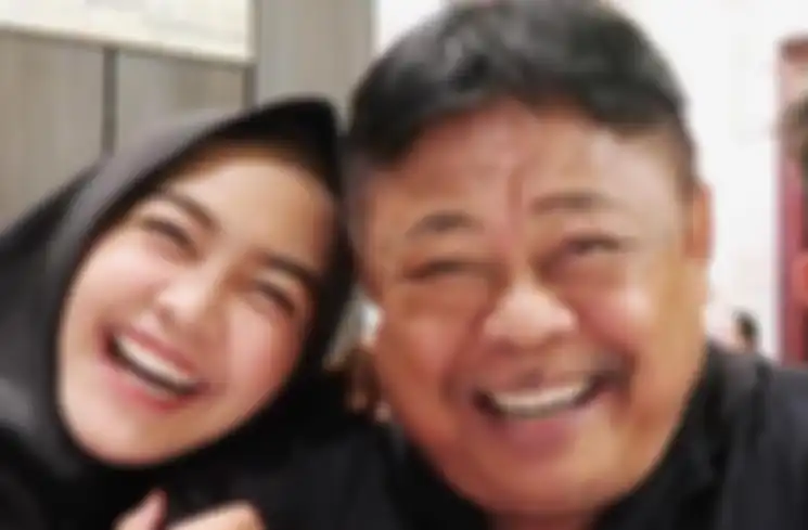 Kabar duka datang dari Ria Ricis. Sang kakak, Oki Setiana Dewi sampai meminta agar Ria Ricis segera pulang ke rumah. 